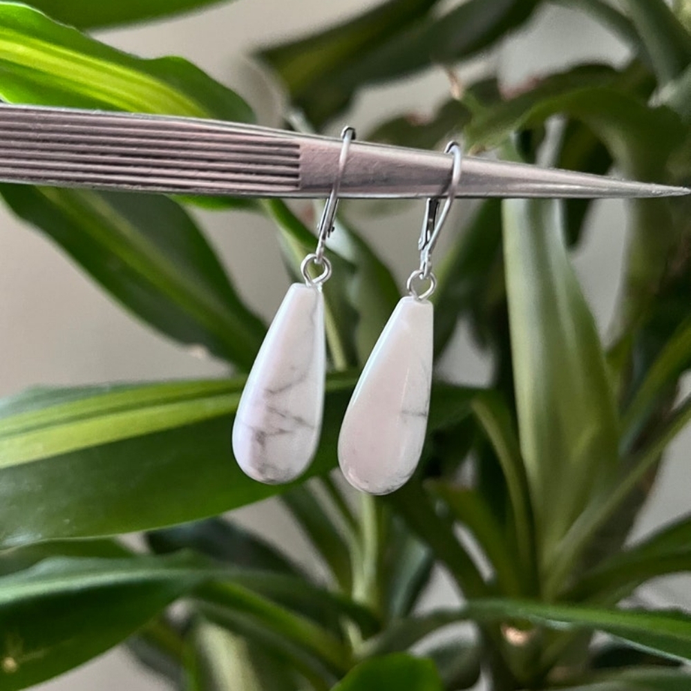 NWT Beautiful Boho Natural Howlite Stone Dangling Earrings!